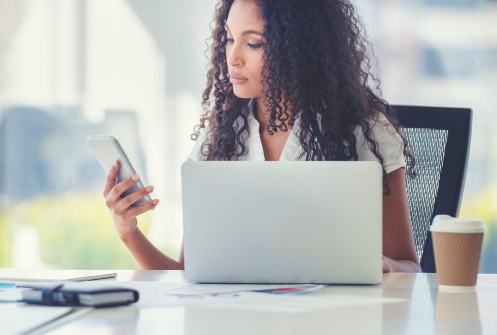 Si tu pareja está en contacto diario con aparatos tecnológicos, puede ser una buena opción obsequiarle que pertenezca a este rubro. (Foto: iStock / courtneyk)