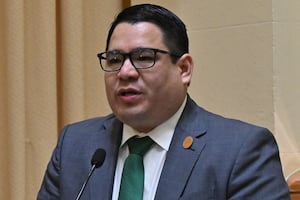 El Fiscal General de Bolivia, Roger Mariaca, pronuncia un discurso después de jurar su cargo en la sede de la Vicepresidencia en La Paz, Bolivia, el 22 de octubre de 2024. (AIZAR RALDES / AFP)