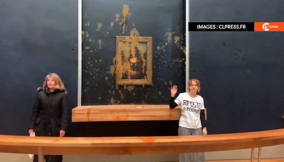 Dos activistas protestan frente al cuadro de 'La Gioconda' luego de arrojarle sopa al vidrio que la protege en el Louvre, París, Francia, el 28 de enero de 2024. (Captura de Twitter/X @dave24144975)