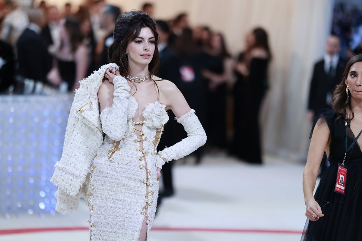 Anne Hathaway desfilando por la alfombra roja del MET Gala 2023 (Foto: AFP)