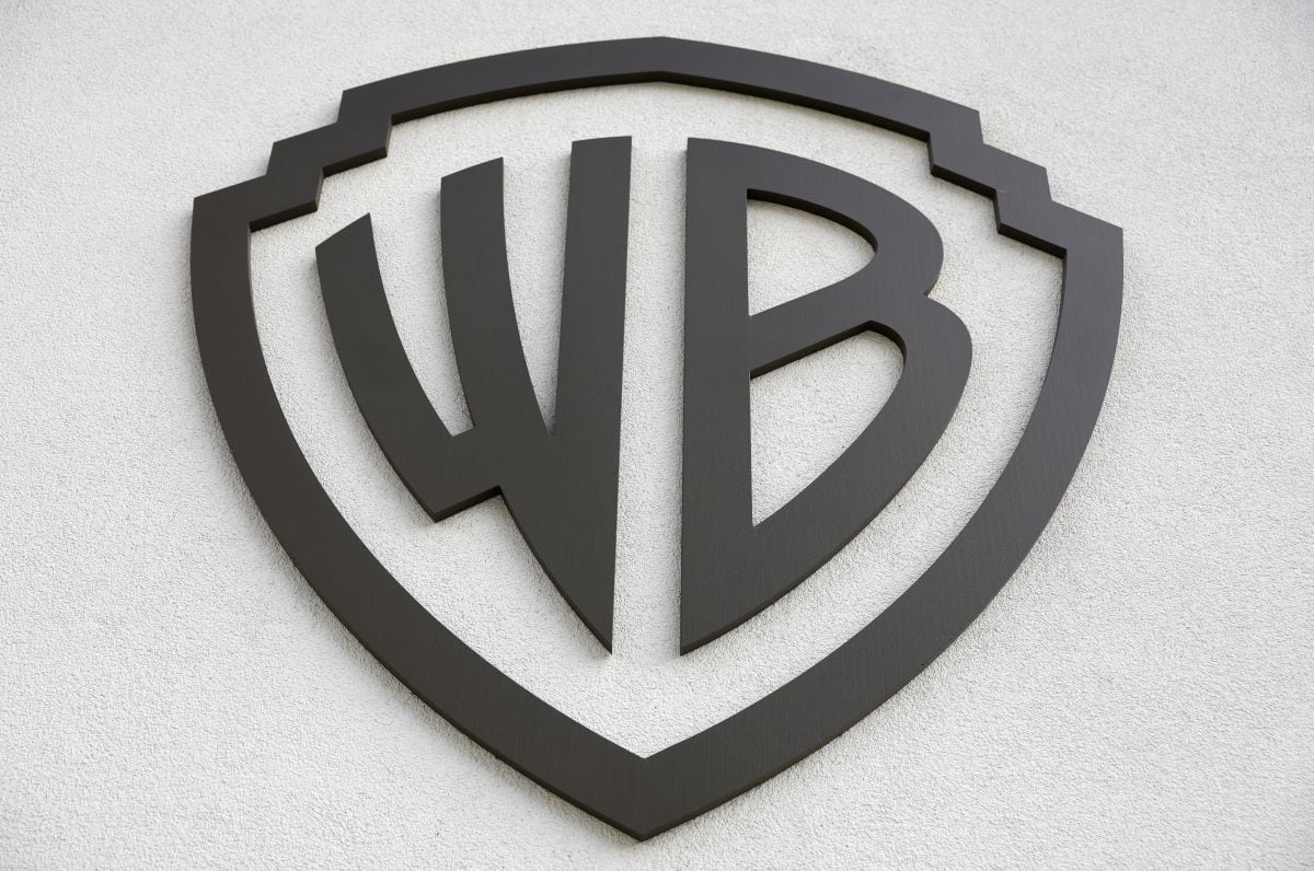 El logotipo de Warner Bros. se exhibe en el Warner Bros. Studio Tour en Burbank, California, el 21 de octubre de 2025 (Foto: Mario Tama / Getty Images North America / AFP)