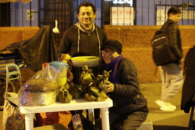 Comerciantes alquilan sillas y venden comida desde tempranas horas en la avenida Brasil. (Foto: César Bueno @photo.gec)