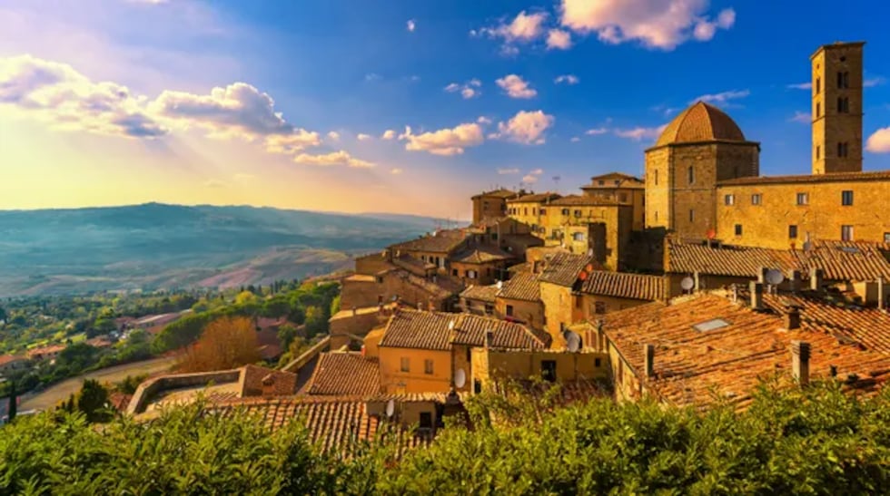 Volterra es una ciudad en la Toscana que ofrece una rica historia, impresionante arquitectura y una vibrante escena artesanal. Con su antiguo Anfiteatro Romano, el Museo Guarnacci y sus talleres de alabastro, Volterra cautiva a los visitantes con su patrimonio cultural único. Su encanto medieval, representado por la Catedral y la Piazza dei Priori, crea un ambiente pintoresco y acogedor. (Foto: Civitatis).