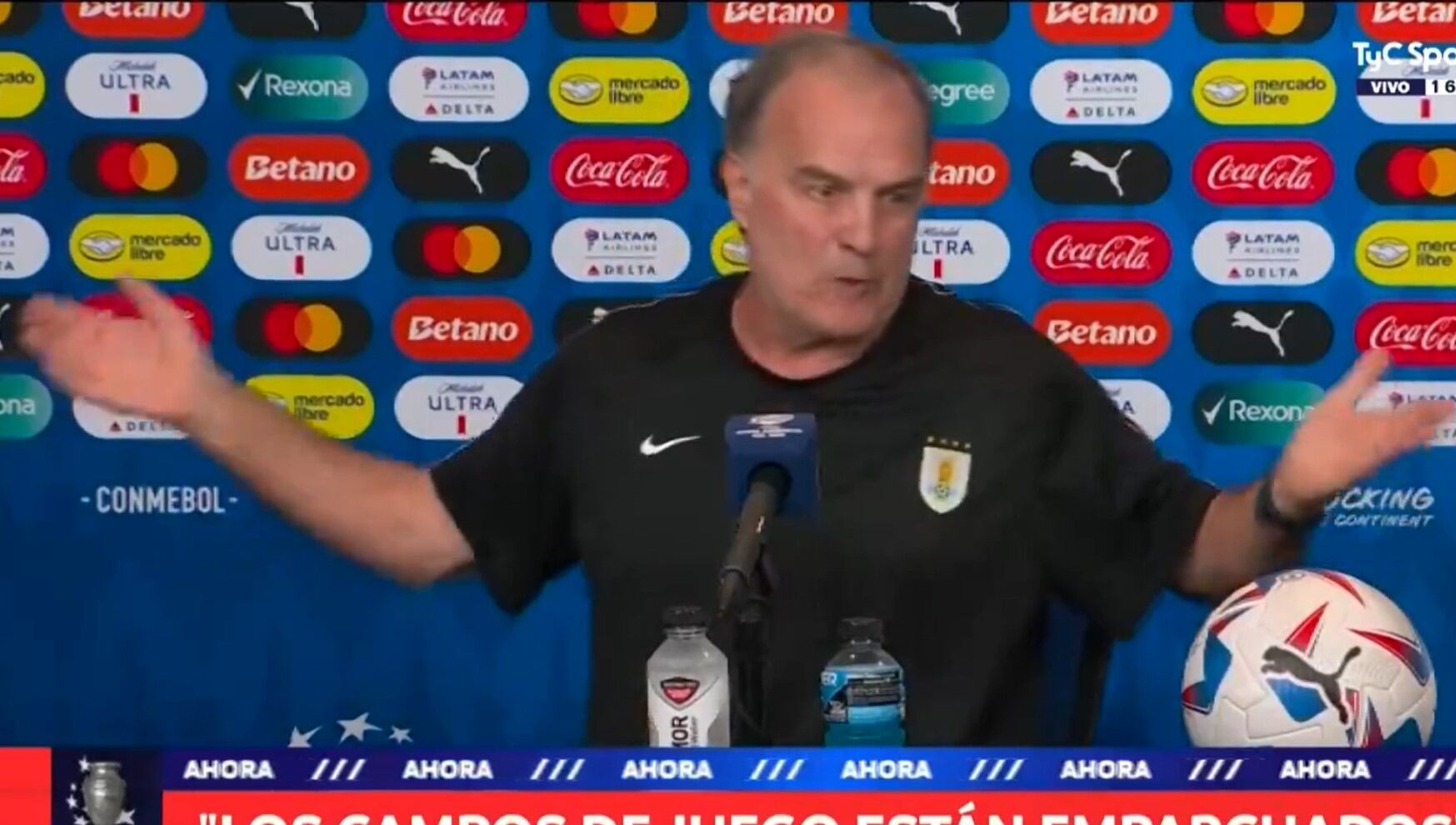 El entrenador de la selección uruguaya no se contuvo y criticó a la organización tras el alboroto suscitado en el duelo ante Colombia.