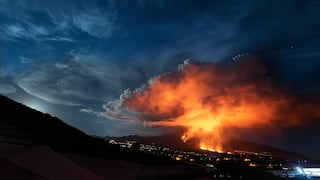 Lava del volcán de La Palma llega de nuevo al mar y obliga a confinar a la población | FOTOS