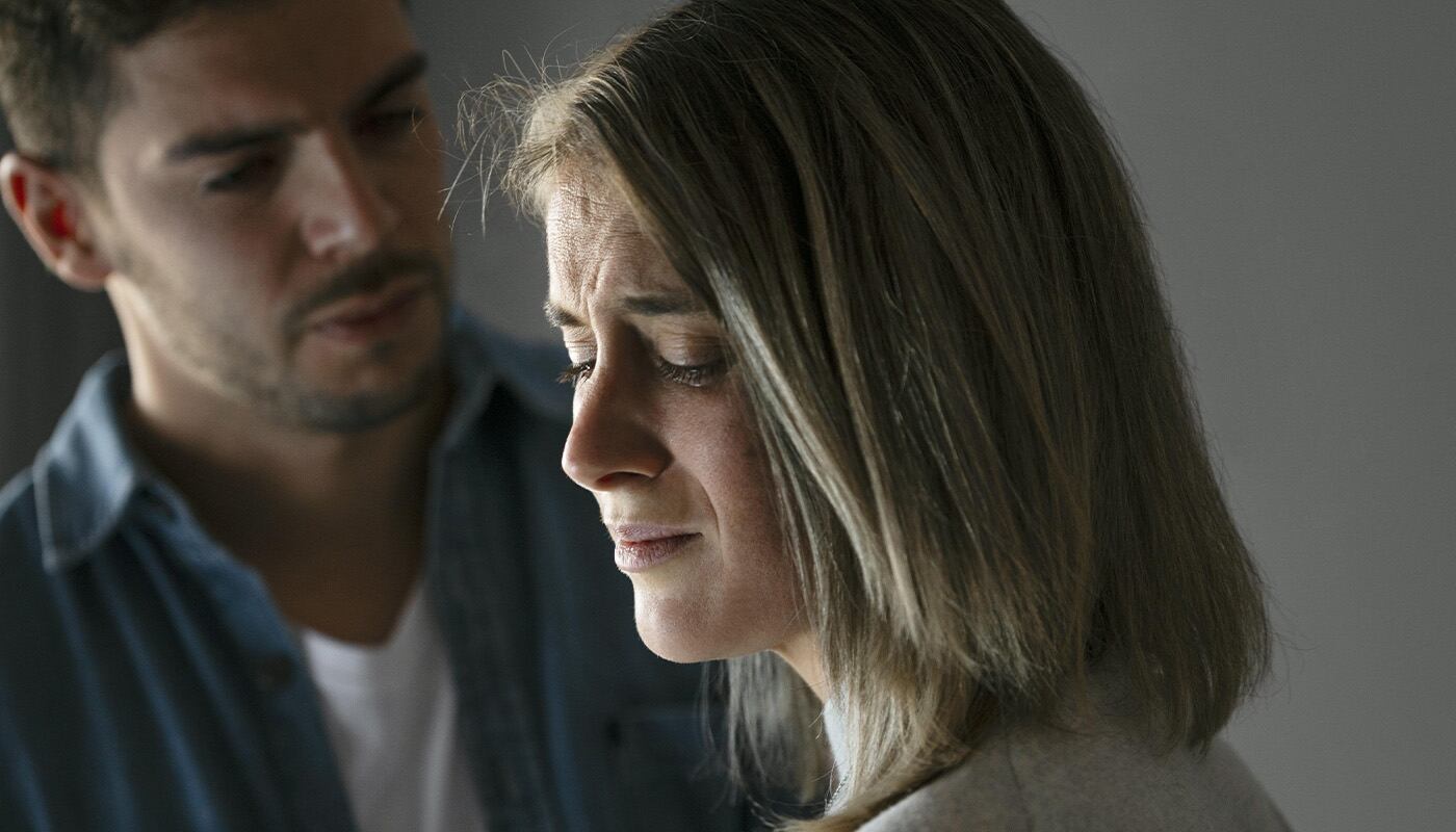 La psicología revela lo que significa que una persona siempre se quede callada para evitar problemas | Foto: Freepik