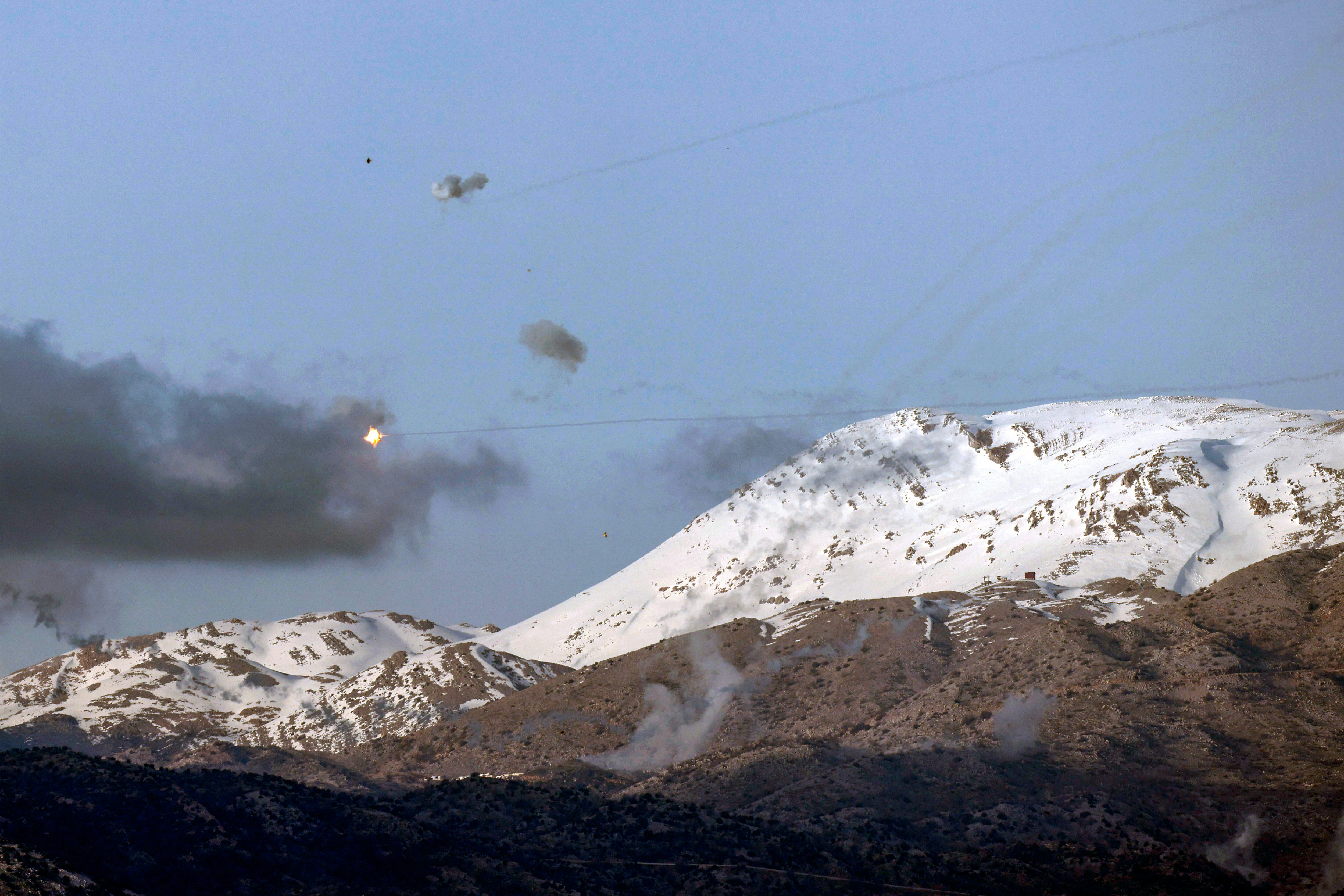 El sistema de defensa antimisiles Cúpula de Hierro de Israel interceptando cohetes disparados desde el sur del Líbano sobre el área de Har Dove el 10 de marzo de 2024. (Foto de Jalaa MAREY / AFP)