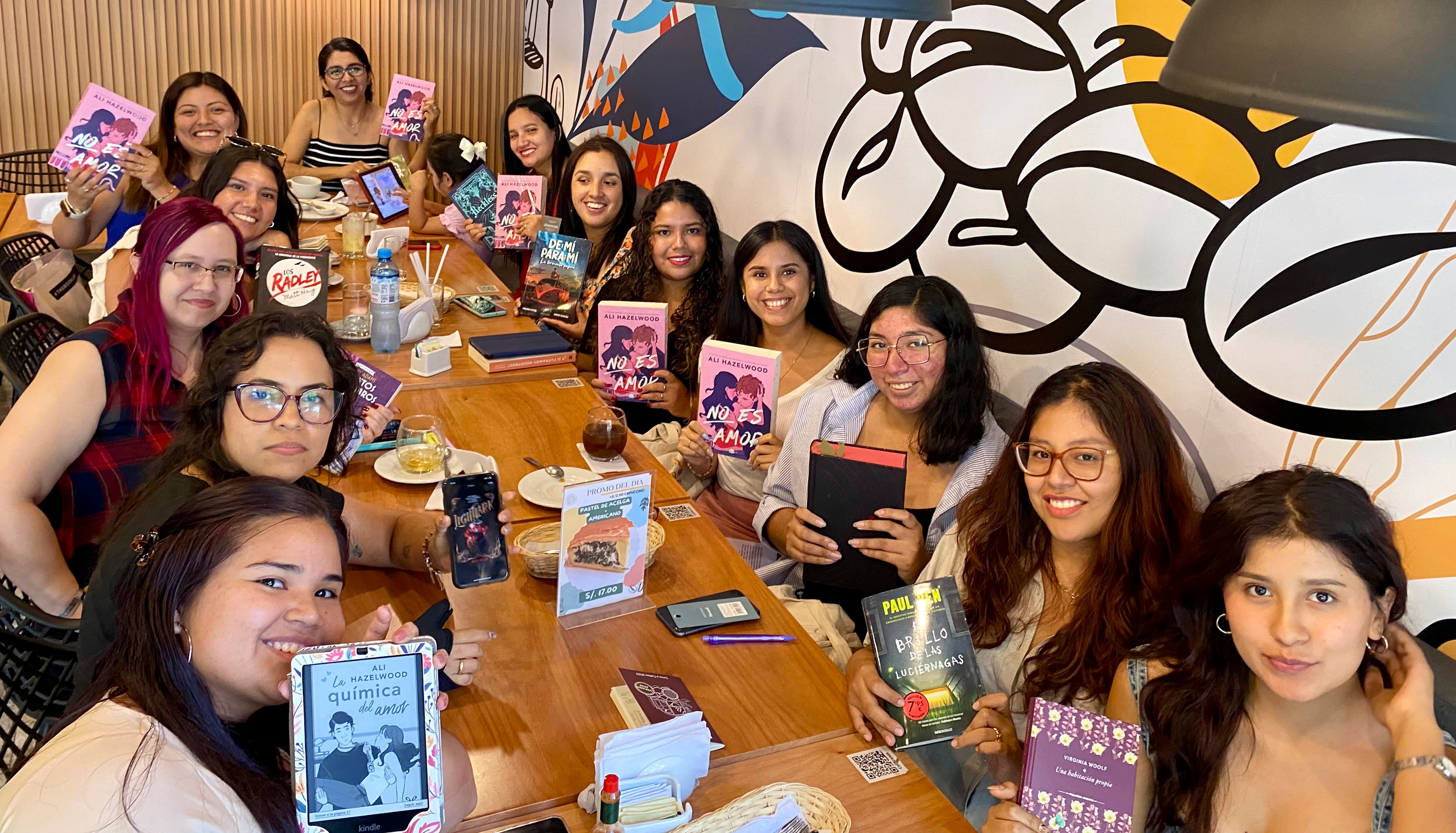 El Club lectura para guapas está dirigido a mujeres mayores de edad. Leen 12 libros al año y se reúnen tres o cuatro miércoles al mes por google meet.