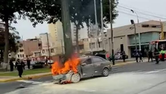 Un auto se incendio cuando circulaba por la avenida La Marina, en Pueblo Libre. (Foto: Difusión)