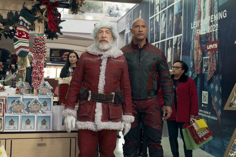 J.K. Simmons es Santa Claus y Dwayne Johnson es Callum Drift, jefe de Seguridad del Polo Norte en "Código: traje rojo", la nueva apuesta por las películas navideñas.