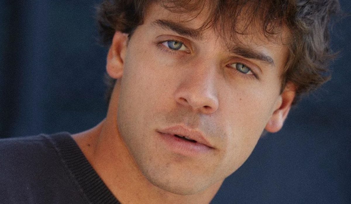 Álex Pastrana está cosechando éxitos en su carrera actoral, ya que este 2022 actuó en tres producciones (Foto: @carlosvillarejo / Instagram)