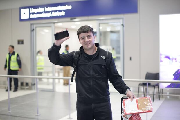 Gonzalo Bueno, de 22 años, fue el primer pasajero que salió de la zona internacional hacia el área donde lo esperaba la prensa.