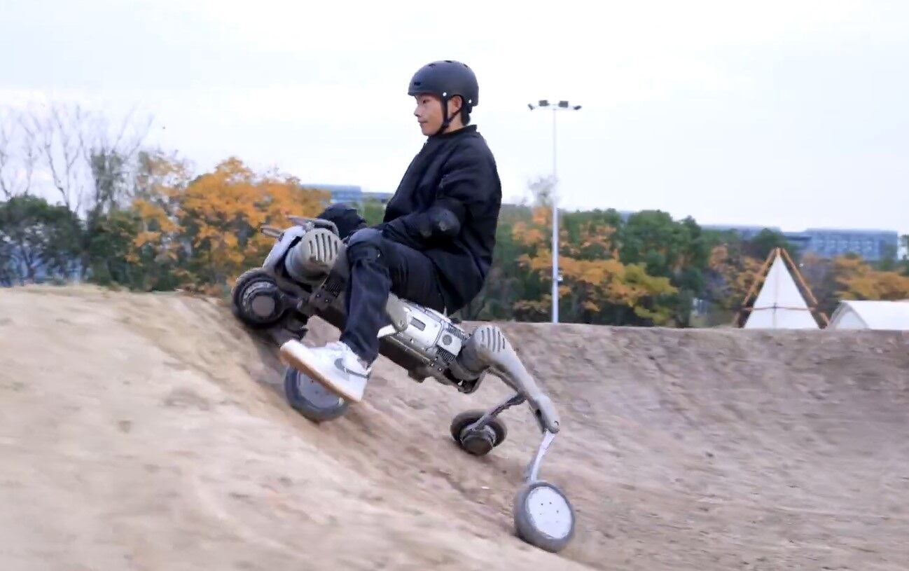 Imagen del B2-W en movimiento transportando a una persona.