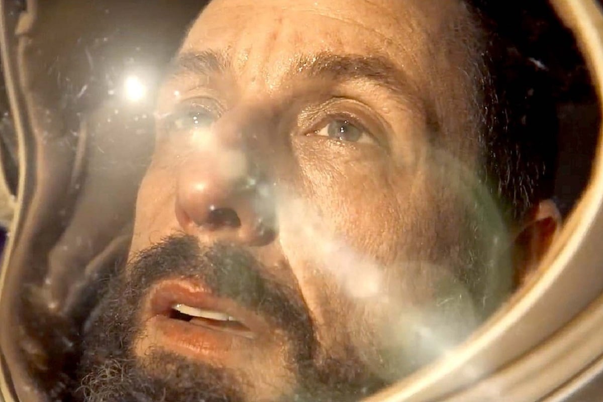 Adam Sandler como Jakub Procházka en la película "Spaceman" (Foto: Netflix)