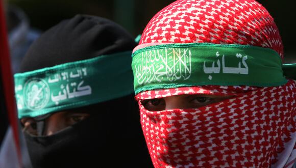 Abu Obaida (der), portavoz de las Brigadas Ezzedine Al-Qassam, el brazo armado de Hamas, en una imagen del 30 de septiembre de 2009. (Foto de MAHMUD HAMS / AFP).
