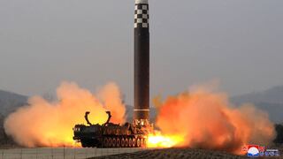 Corea del Norte publica fotos del lanzamiento de su nuevo “misil monstruo” que pone en alerta al mundo
