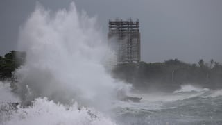 Jamaica se prepara para la llegada del huracán Beryl con cierre de aeropuerto y oficinas