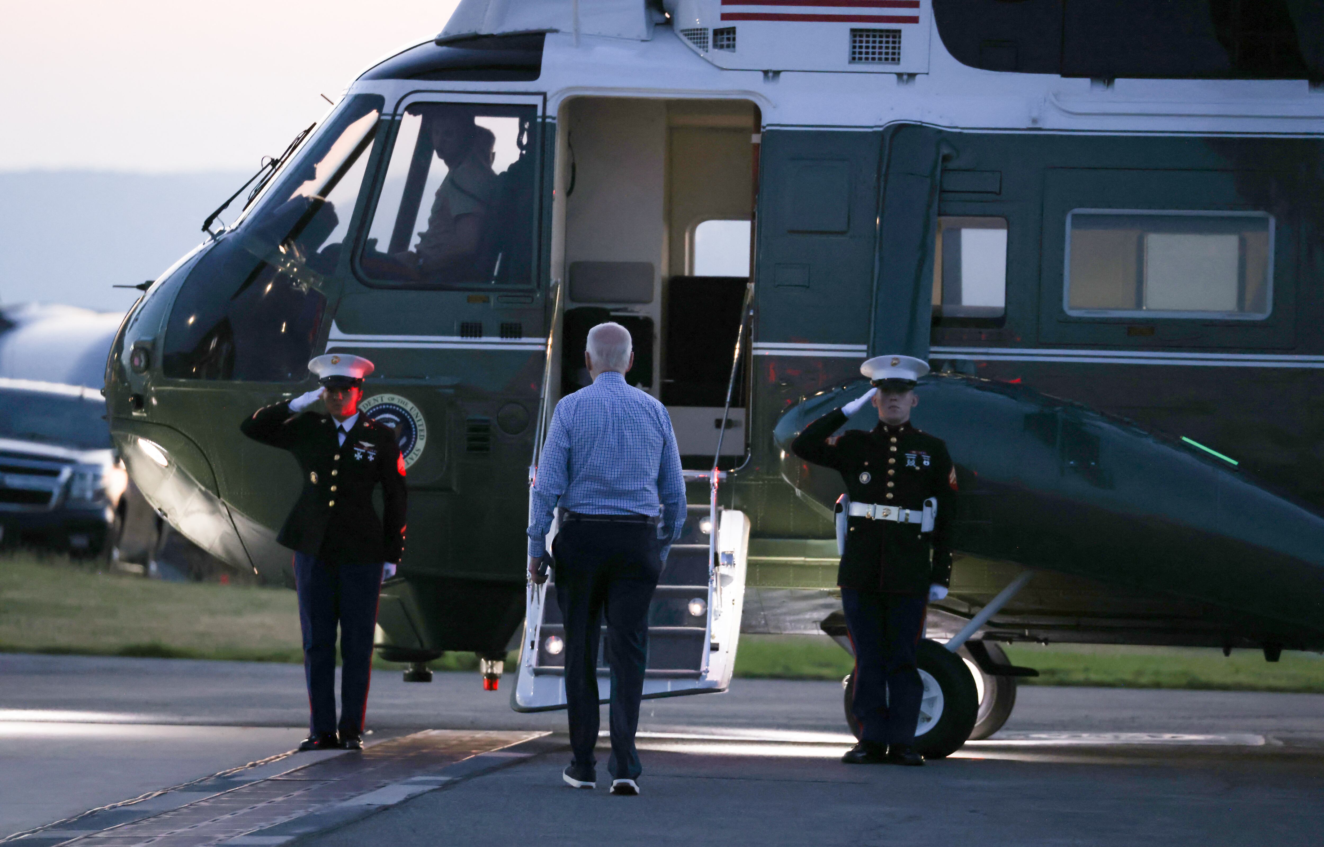 El presidente estadounidense Joe Biden aborda el Marine One cuando sale del aeropuerto regional de Hagerstown en Hagerstown, Maryland, el 20 de junio de 2024, de camino a Camp David. (Foto de SAMUEL CORUM / AFP).
