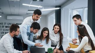 Qué significa no hablar seguidamente en las reuniones, según la psicología