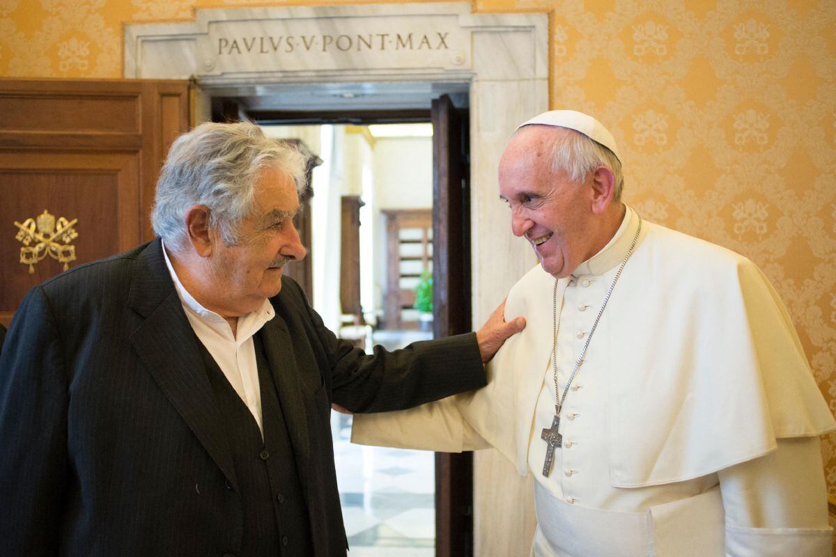 El encuentro entre el papa Francisco y José Mujica en 28 de mayo del 2015, poco después de que terminara su tiempo en la presidencia de Uruguay.