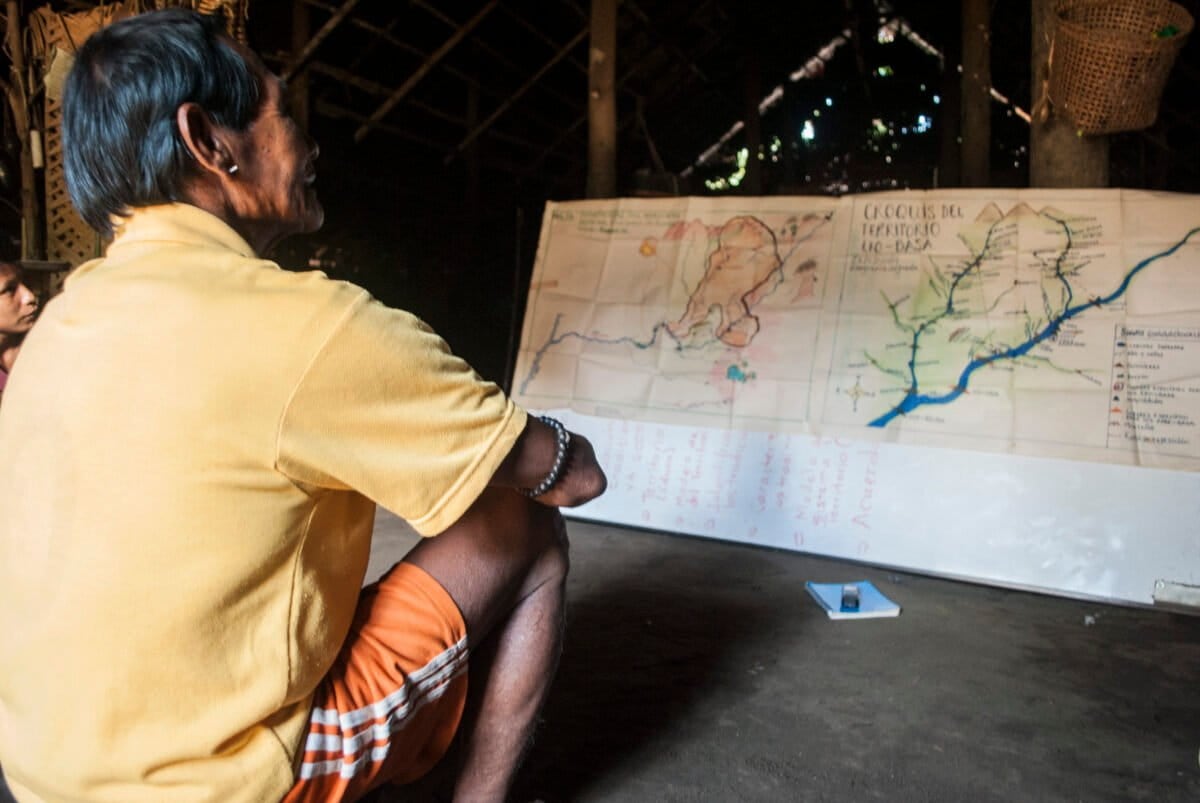 El reconocimiento y mapeo del territorio es una herramienta usada para tomar decisiones sobre los espacios de vida. Foto: cortesía Mauricio Romero / GAIA Amazonas