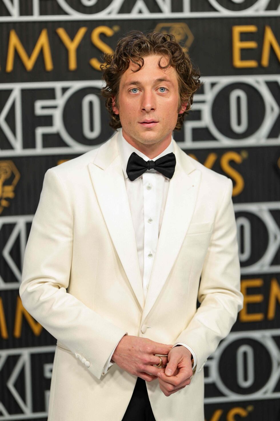 Jeremy Allen White lució un diseño de Calvin Klein.