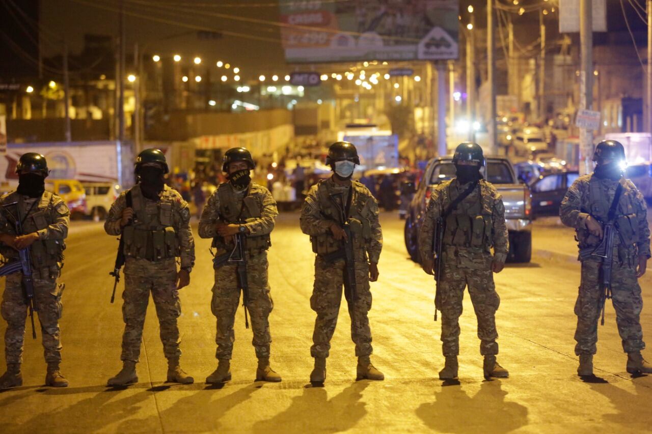 Durante el estado de emergencia, la PNP y las Fuerzas Armadas supervisaron la aplicación de la inmovilización social obligatoria. Primera noche de toque de queda dejó 139 personas detenidas en Lima y 14 en el Callao. (César Grados / Archivo)