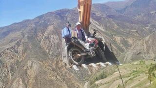 Ayacucho: enfermero cruza acantilado en una retroexcavadora para realizar jornada de vacunación