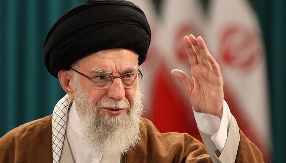 El líder supremo de Irán, el ayatolá Ali Jamenei, durante una conferencia de prensa después de emitir su voto para la segunda vuelta de las elecciones parlamentarias en Teherán, el 10 de mayo de 2024. (Foto de ATTA KENARE / AFP)