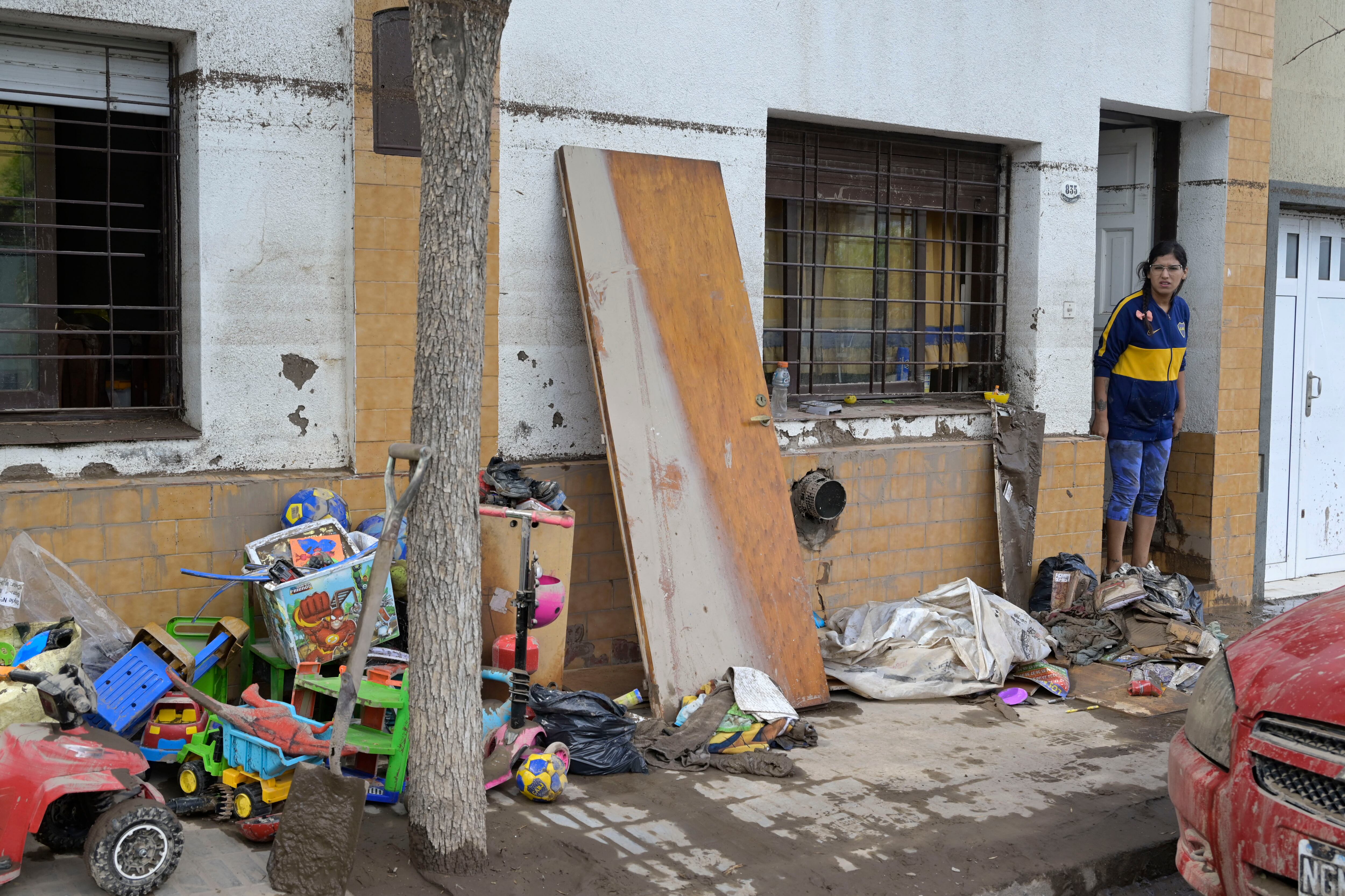 Una mujer se encuentra en la puerta de su casa un día después de una fuerte tormenta en Bahía Blanca, a 600 km al sur de Buenos Aires, el 8 de marzo de 2025. Foto: PABLO PRESTI / AFP