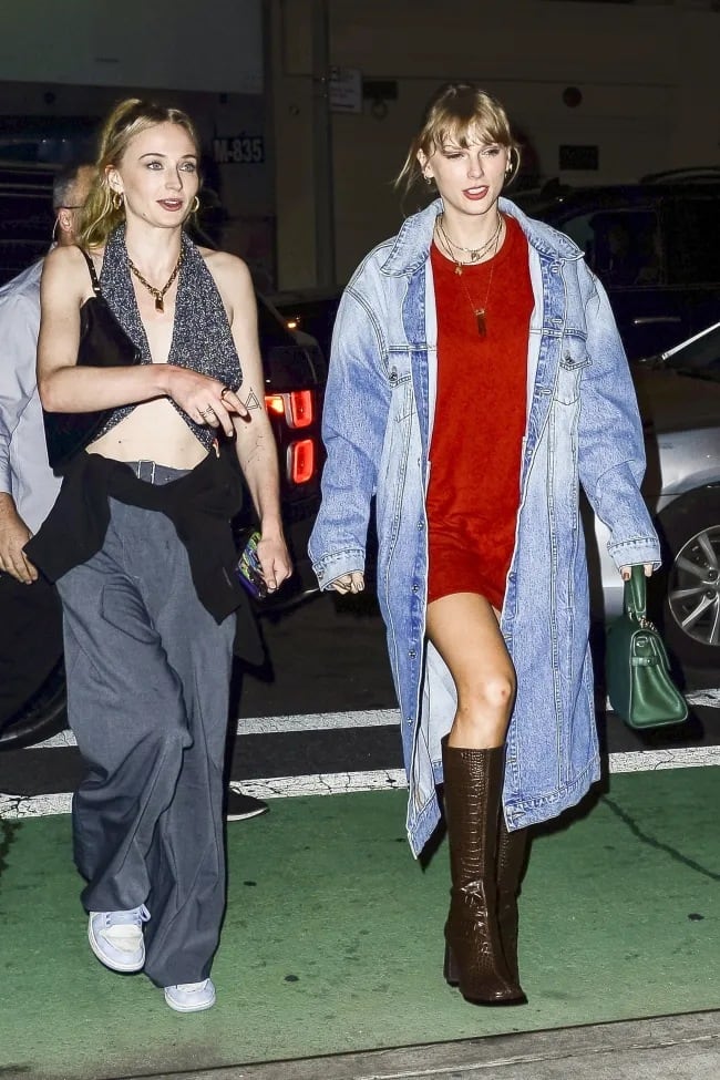 Sophie Turner y Taylor Swift captadas saliendo juntas a una noche de chicas. (Foto: Beautifulsignatureig / Shutterdtock / Splashnews)
