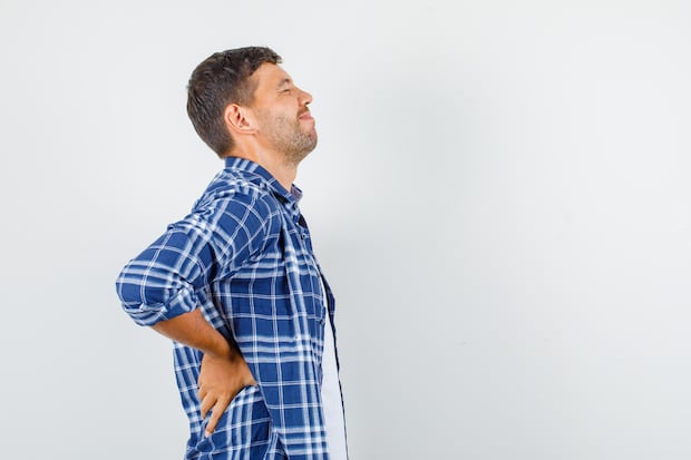 Sentarse durante mucho tiempo, incluso en un inodoro, puede tensar los músculos de la zona lumbar, la pelvis y el cuello, especialmente si se está encorvado mirando el teléfono. Esto puede derivar en dolores crónicos o posturales con el tiempo.