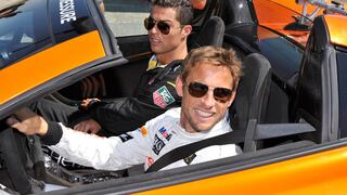 VIDEO: Cristiano Ronaldo prueba autos McLaren junto a Button