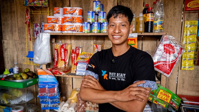 Luis (19), accedió a capacitaciones de emprendedurismo y capital semilla; ahora tiene su propio negocio. En alianza con Fundación FC Barcelona y World Vision.