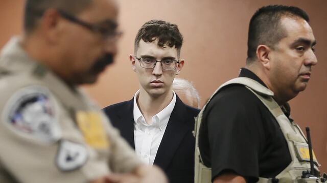 Patrick Crusius, acusado de abrir fuego a mansalva en una tienda Walmart de El Paso, se declaró inocente durante su lectura de cargos el 10 de octubre de 2019 en El Paso, Texas. (Briana Sánchez/The El Paso Times vía AP, Pool, Archivo).