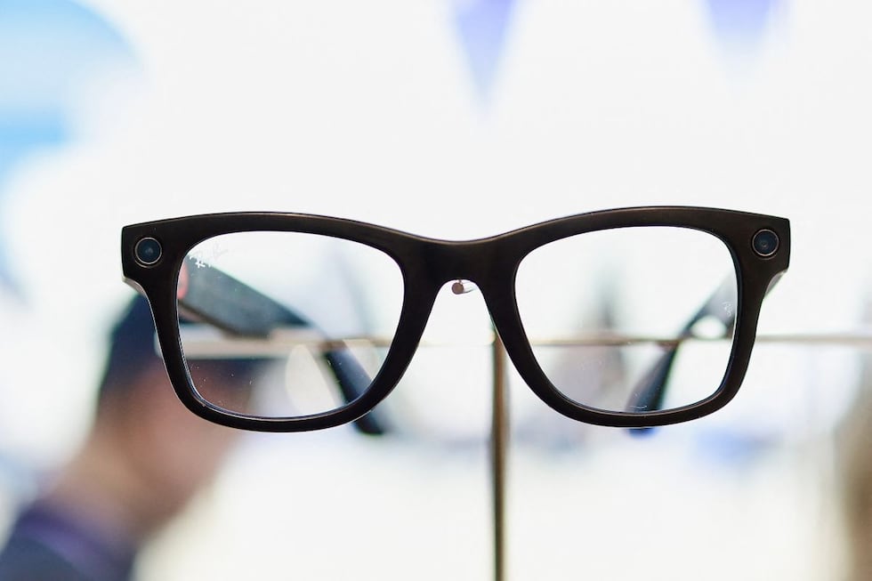 Los lentes inteligentes Ray-Ban Meta Wayfarer, un dispositivo equipado con una cámara ultra gran angular de 12 megapíxeles capaz de capturar video a una resolución de 1440 x 1920 píxeles y realizar análisis del entorno en tiempo real a través de Meta AI. (Foto de Joan Cros / NurPhoto vía AFP)