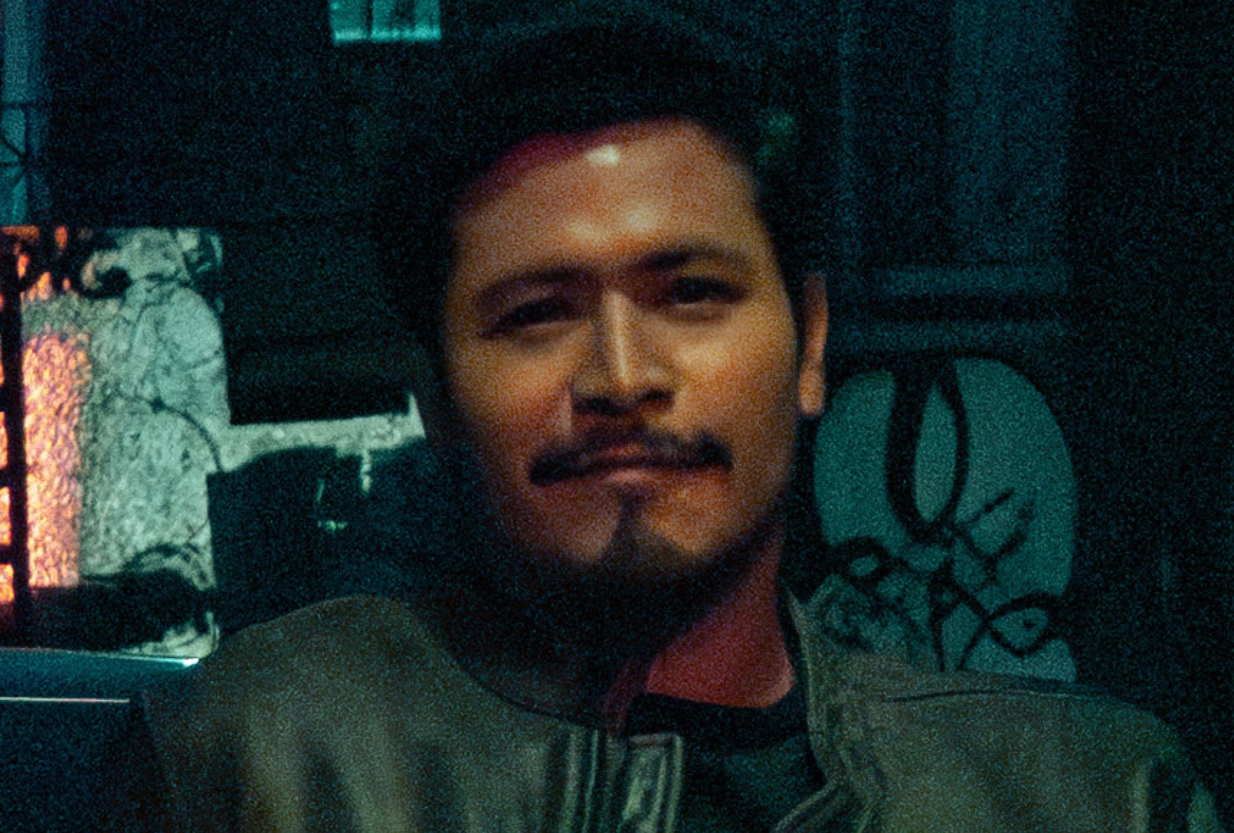 Harold Torres interpreta a Nico Bernal en una escena de la serie mexicana “Los gringo hunters” (Foto: Netflix)