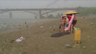 Fuerte granizada arruina día de playa en Siberia