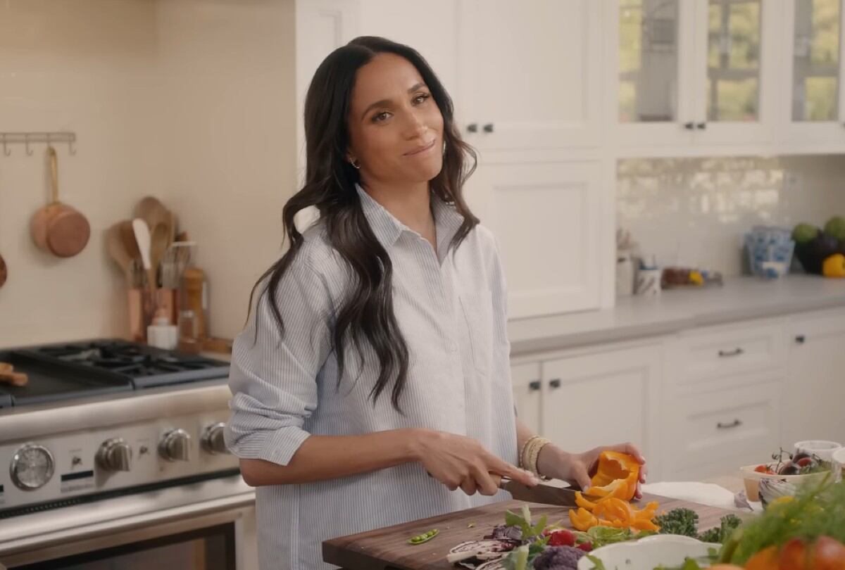 Meghan de Sussex muestra sus habilidades en la cocina en el adelanto de su serie en Netflix. | Crédito: Netflix