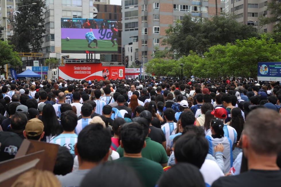 Cientos de limeños y residentes argentinos en Lima se concentran en el parque Kennedy de Miraflores y bares aledaños para disfrutar de la Final del Mundial 2026 que disputan Argentina y España. Fotos: Antonio Melgarejo/ @photo.gec