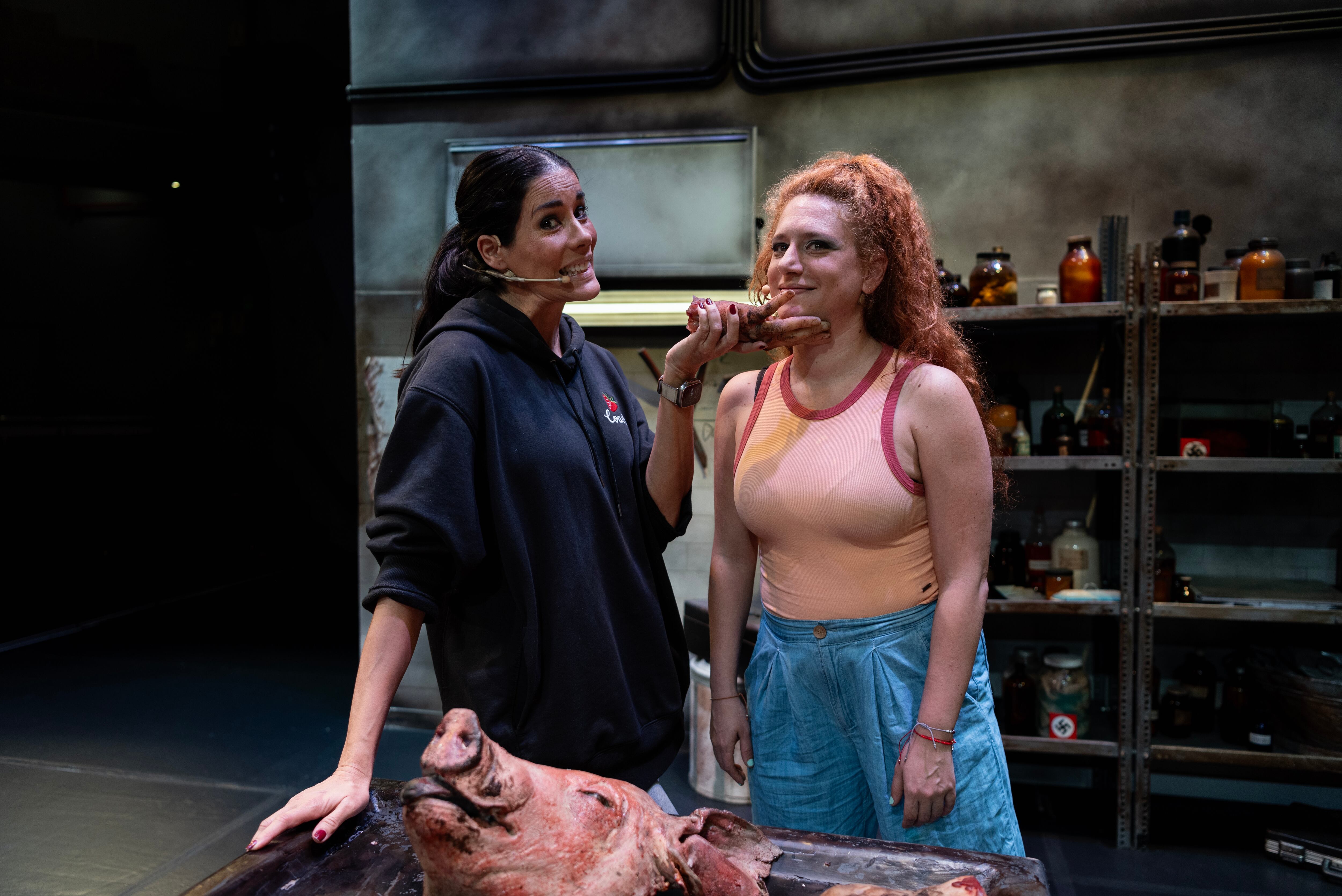 Gianella Neyra y Gisela Ponce de León, en medio del ensayo de “Escape Room”.