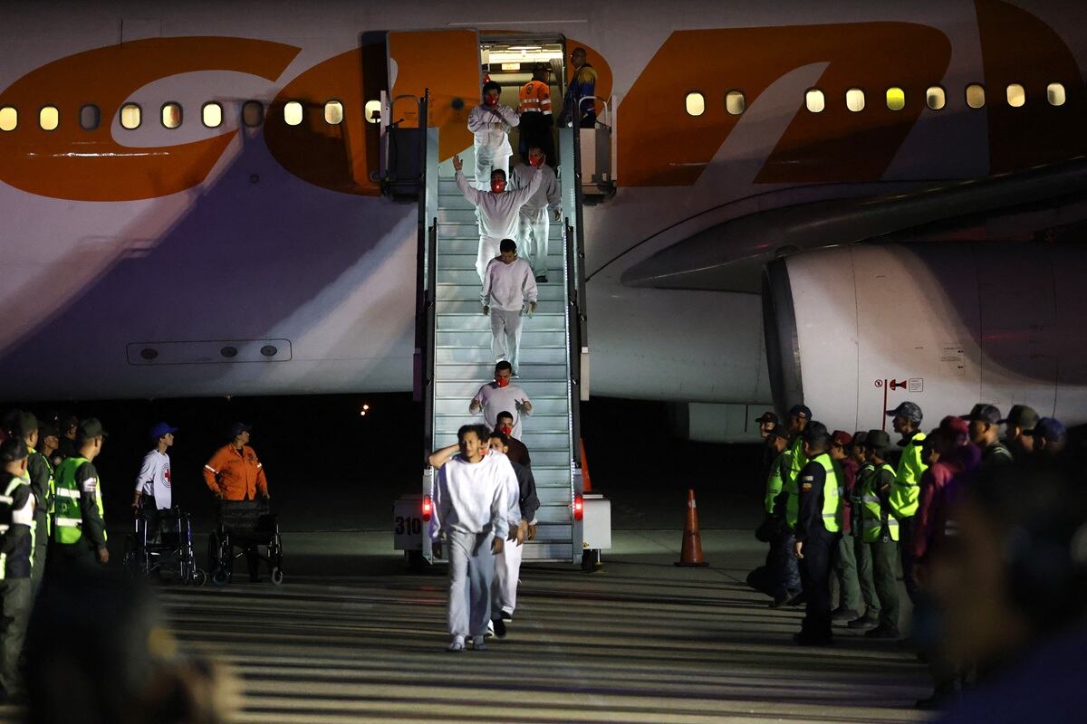 Migrantes venezolanos deportados desde Guantánamo descienden del avión de la aerolínea venezolana Conviasa cuando llegan al Aeropuerto Internacional Simón Bolívar, en Maiquetía, Venezuela, el 20 de febrero de 2025. (Foto de Pedro MATTEY / AFP)