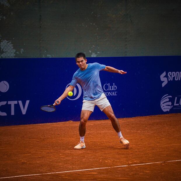 El tenista nacional Li en acción. Lamentablemente, los peruanos se quedaron en la qualy. (Foto: Igma Sports)