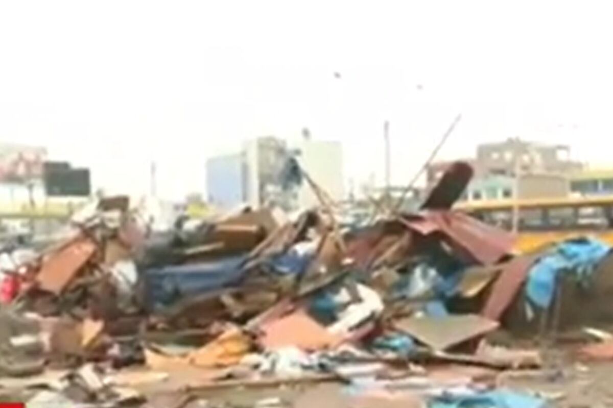 Comerciantes construyeron un mercado informal cerca a la Panamericana Norte. (Foto: Captura/América Noticias)