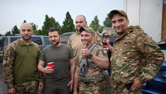 El presidente Volodymyr Zelensky posando con militares en una gasolinera durante una visita a la región de Donetsk, en medio de la invasión rusa de Ucrania.