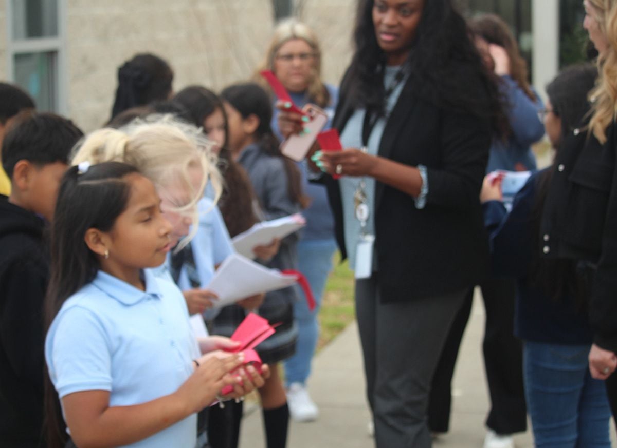 Las tarjetas rojas están llenas de información valiosa frente a los operativos de ICE en Texas. (Foto: @trinitybasinbolt / Facebook)
