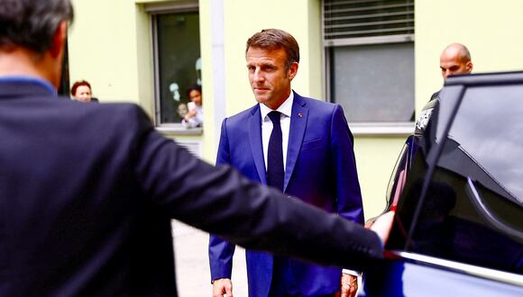 El presidente de Francia, Emmanuel Macron (centro), se va después de visitar a las víctimas de un ataque con cuchillo en el hospital universitario (CHU) de Grenoble, en los Alpes franceses, el 9 de junio de 2023, un día después de un apuñalamiento masivo en el parque de la ciudad. (Foto de Benoit Lagneux / PISCINA / AFP)