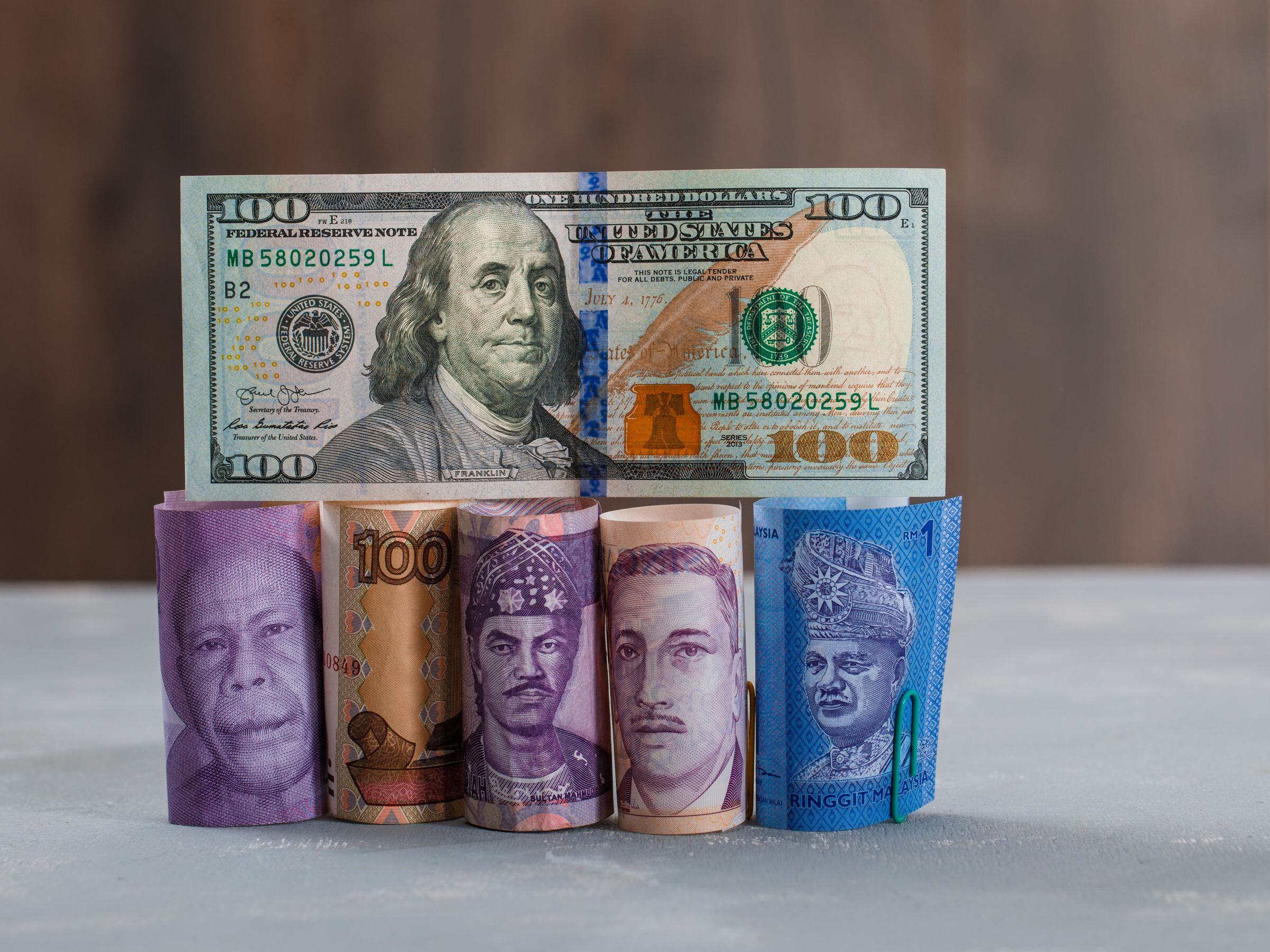 Las medidas del gobierno estadounidenses, pueden ejercer mayor presión al tipo de cambio, con una posible devaluación del peso frente al dólar (Foto: Diseñado por Freepik)