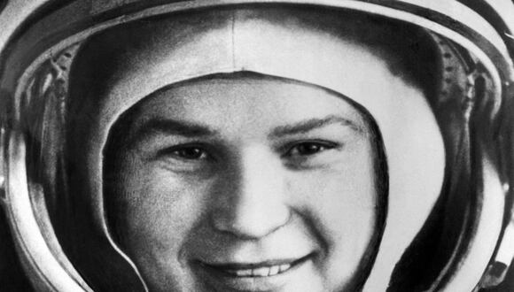 La cosmonauta rusa Valentina Tereshkova posa antes de abordar el Vostok 6, en el cosmódromo de Baikonur, el 16 de junio de 1963. Se convirtió en la primera mujer en volar al espacio. (Foto de TASS / AFP)