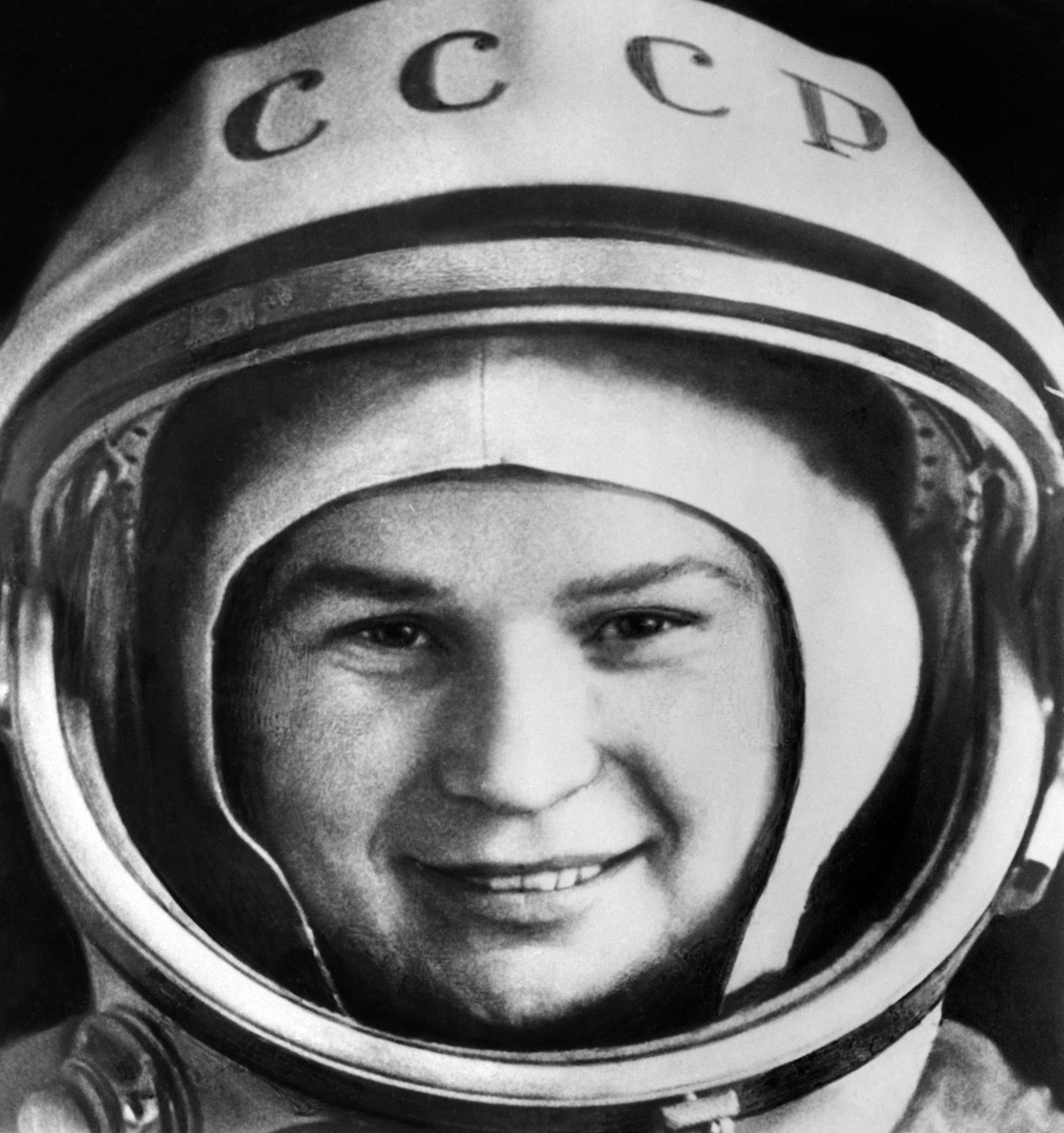 La cosmonauta rusa Valentina Tereshkova posa antes de abordar el Vostok 6, en el cosmódromo de Baikonur, el 16 de junio de 1963. Se convirtió en la primera mujer en volar al espacio. (Foto de TASS / AFP)